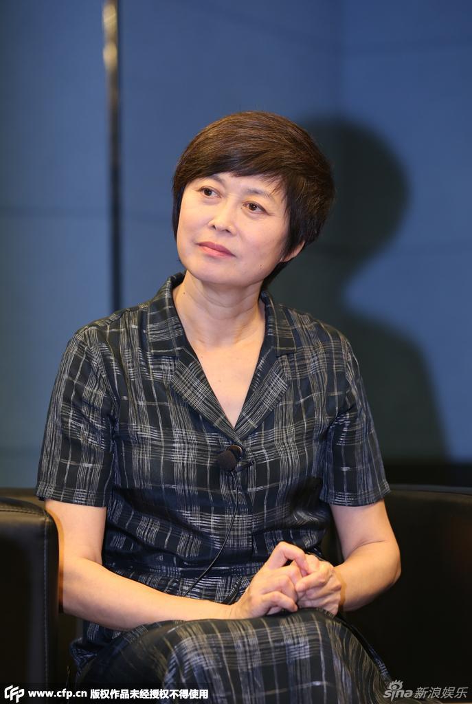 敬一丹穿套装显知性美 分享27年央视生涯