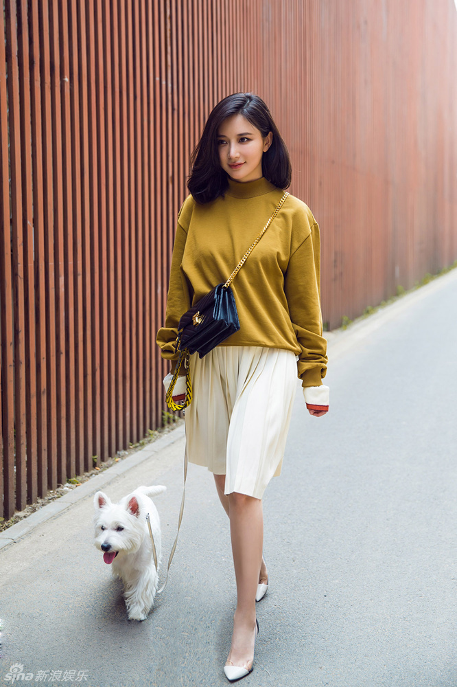 熊乃瑾路边牵狗显悠闲 百褶裙秀嫩腿