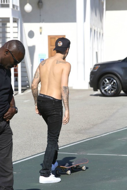 组图:比伯裸上身街头玩滑板 腹肌不再略发福_高清图集_新浪网