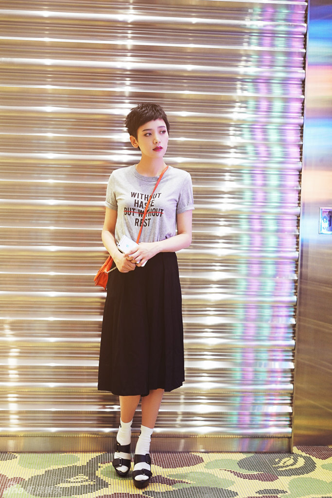 新浪娱乐讯 近日,李晓峰曝光时尚街拍中,李晓峰更是将当下都市女生的