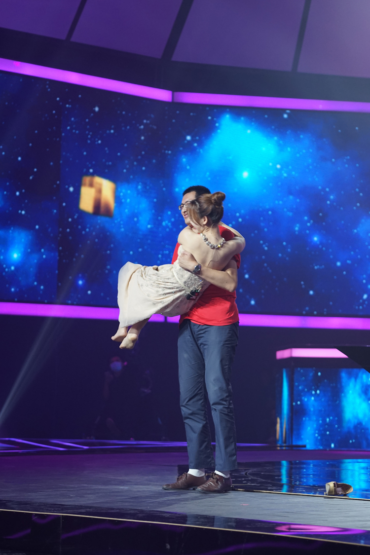 组图:《我知道》柳岩遭公主抱 被袭胸花容失色_高清图集_新浪网