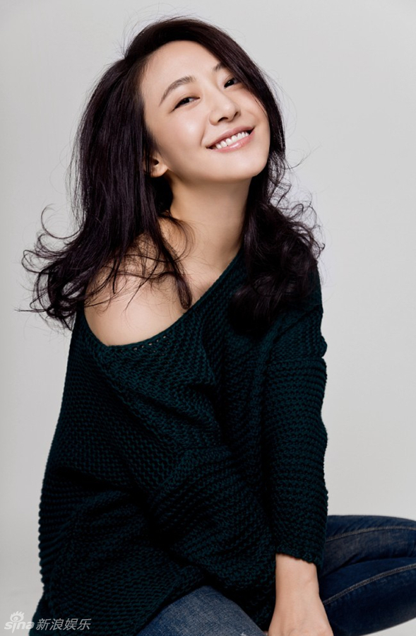 新浪娱乐讯 近日,演员姜尘的最新写真照片曝光,黑色毛衣搭配牛仔裤