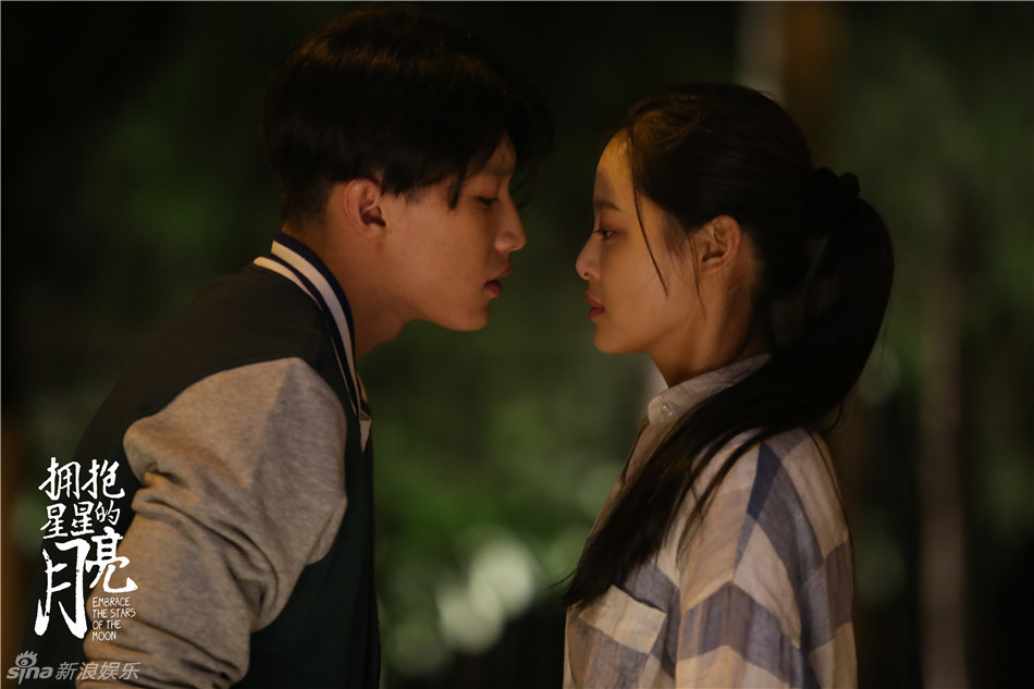 组图:《拥抱星星的月亮》初吻上演甜蜜爱恋_高清图集_新浪网