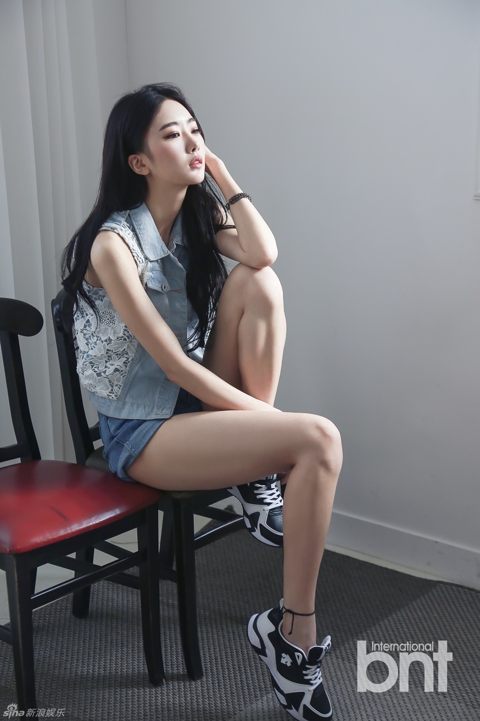 韩女团dalshabet秀彬写真 包臀热裤尽显曲线_高清图集_新浪网