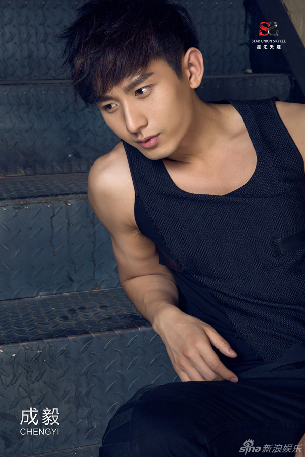 组图:小鲜肉成毅化身干练型男 散发百变魅力_高清图集_新浪网