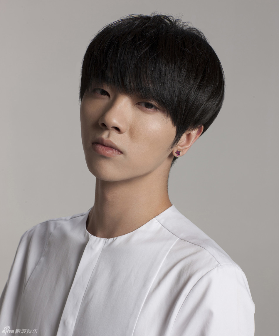 组图:华晨宇最新白衣写真曝光 诉唱攻心主打歌_高清图集_新浪网