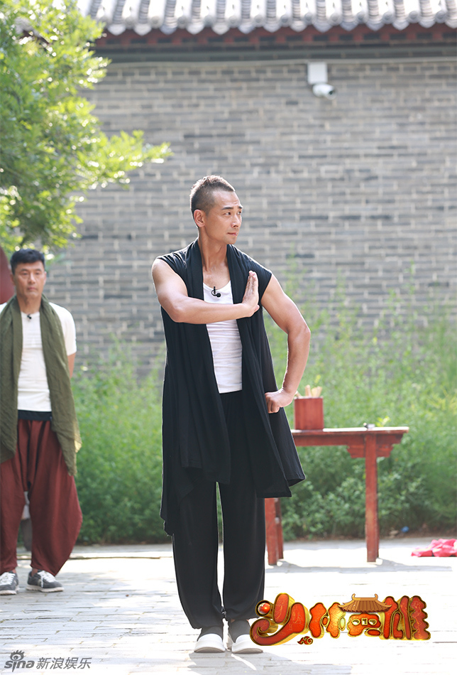 组图:少林英雄赵文卓踢馆少林 小和尚剃度拜师_高清图集_新浪网