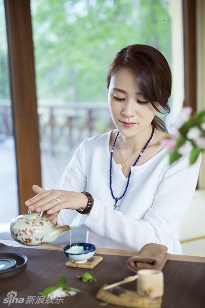 叶一茜身着宽松麻料中国风长衫