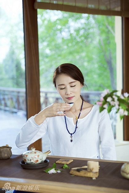 叶一茜身着宽松麻料中国风长衫