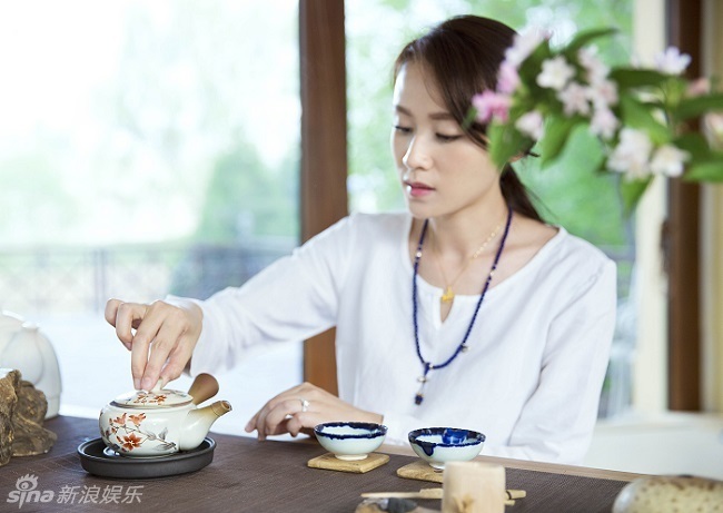 叶一茜身着宽松麻料中国风长衫