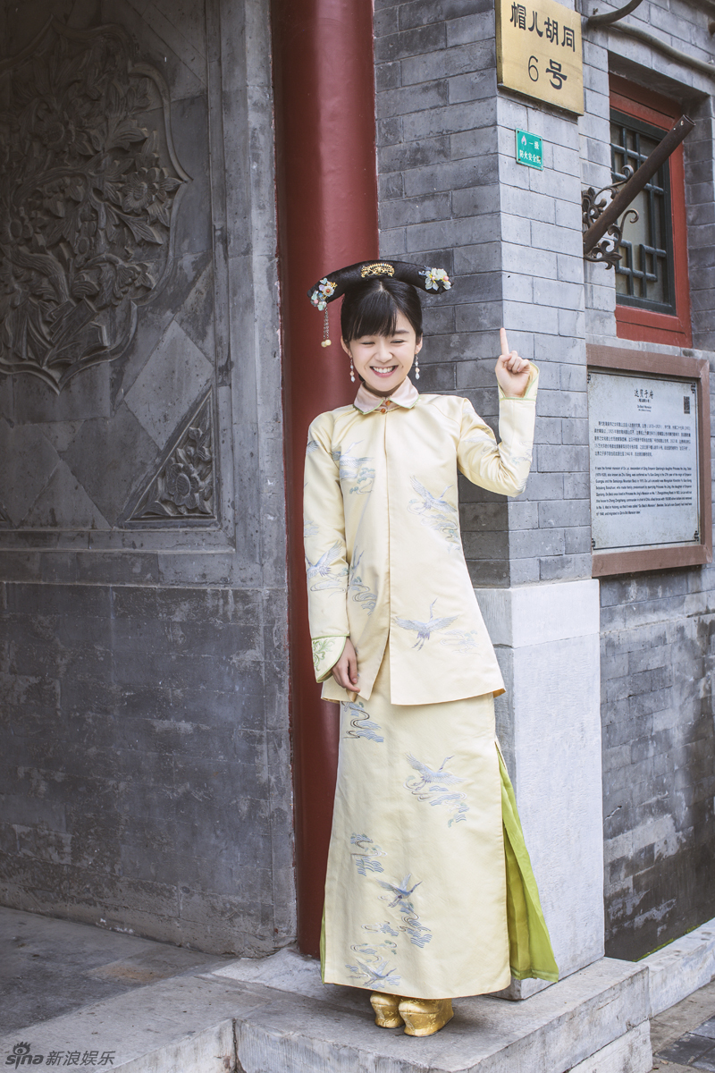 新浪娱乐讯《新步步惊心》曝光主演宋伊人的先导穿越主题大片,宋伊人