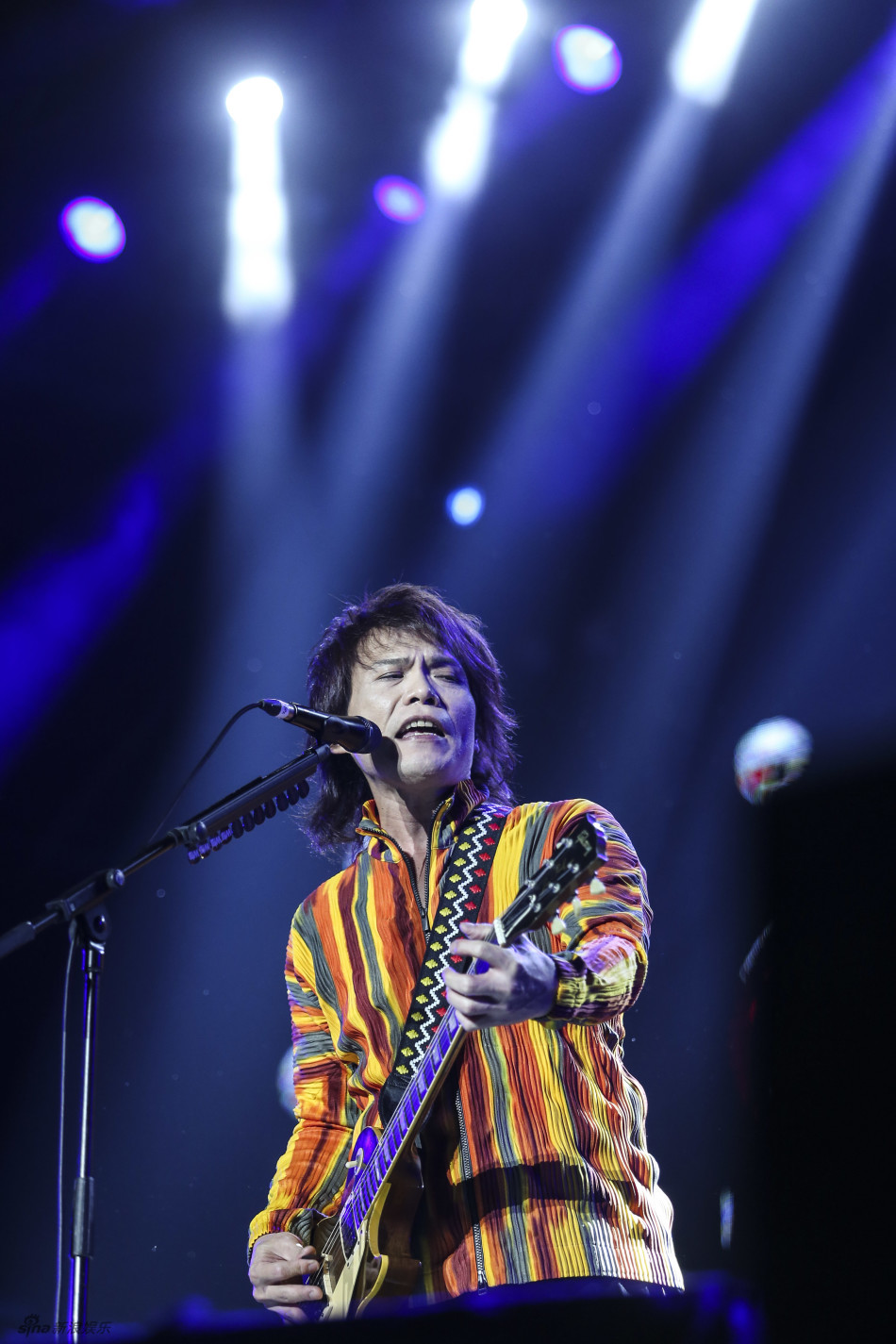 伍佰演唱会热力开唱尽情摇滚