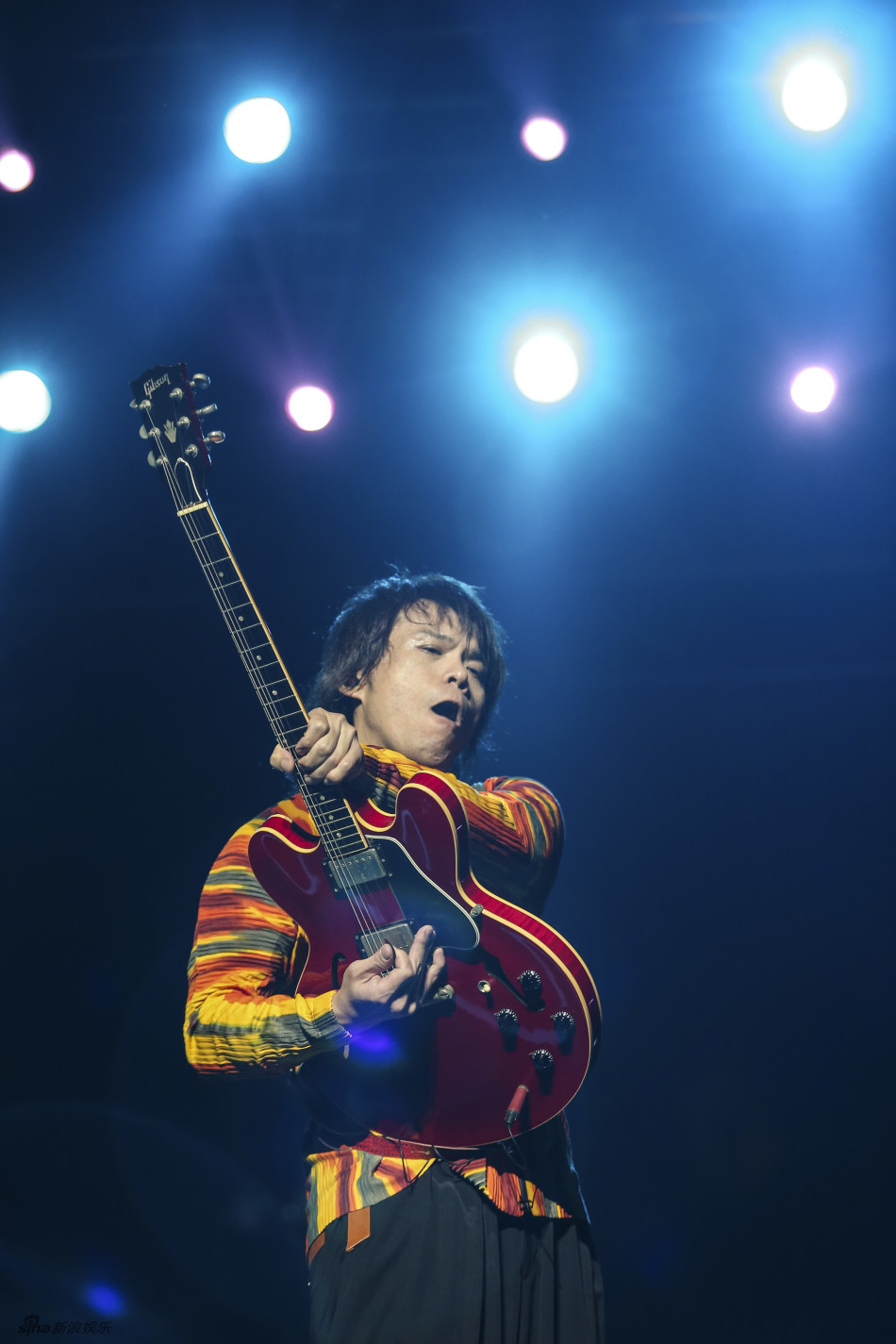 组图:伍佰演唱会热力开唱 尽情摇滚high翻天!_高清图集_新浪网