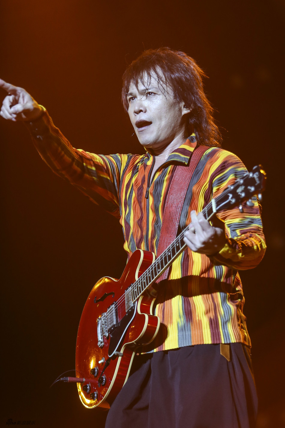 伍佰演唱会热力开唱尽情摇滚