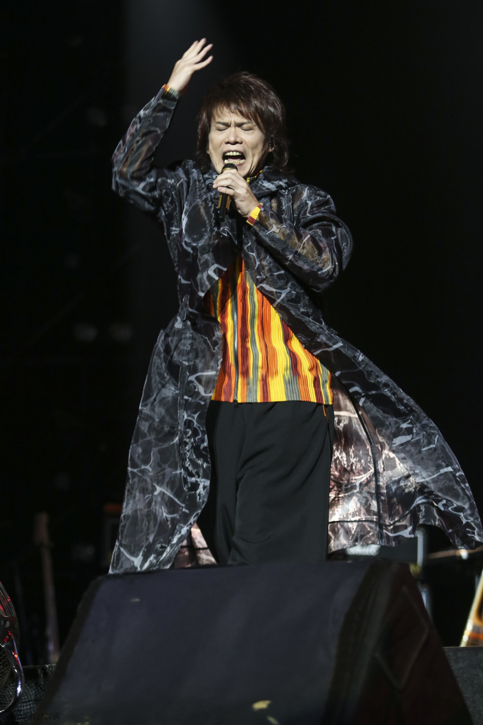 伍佰演唱会热力开唱尽情摇滚