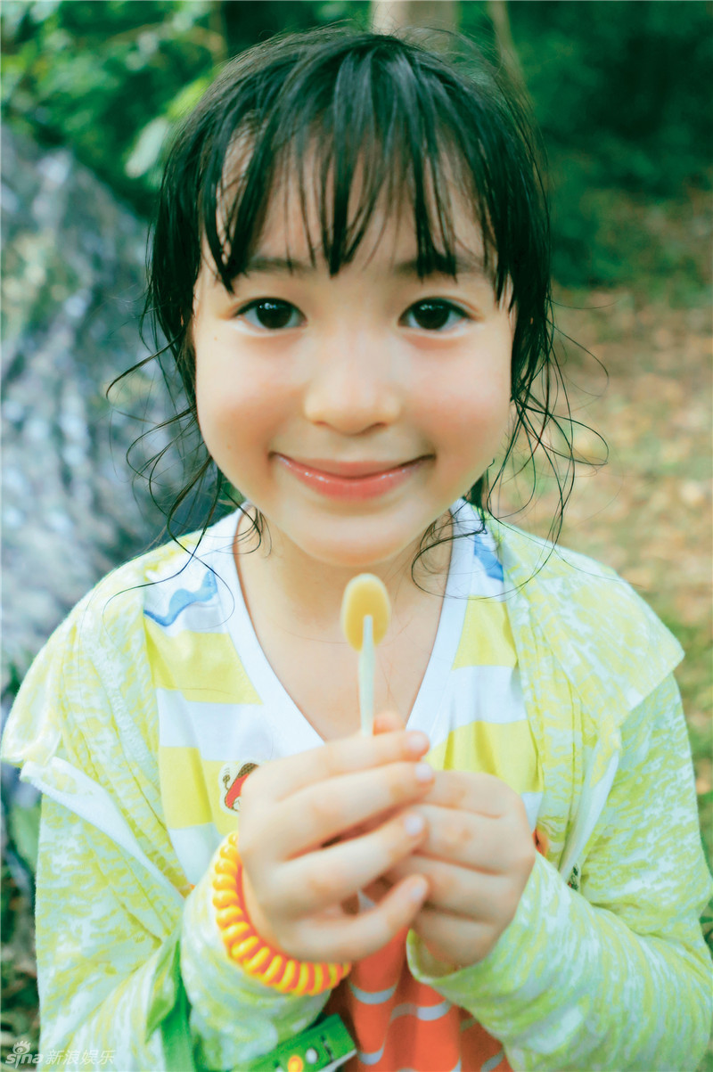 新浪娱乐讯 日前,混血萌娃夏天一组高清组图曝光,小公主举着棒棒糖的