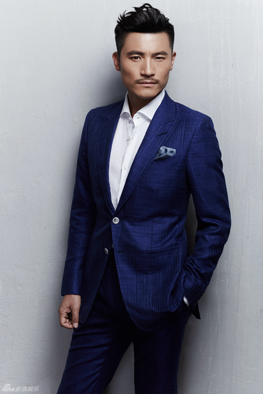 曝光,宝蓝色西装魅力沉稳时尚有型,彰显四十岁成熟男人的魅力与品位