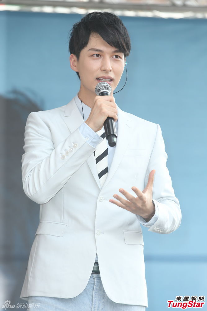 组图:严爵签唱会秀拳击 承诺销量再升曝居家照