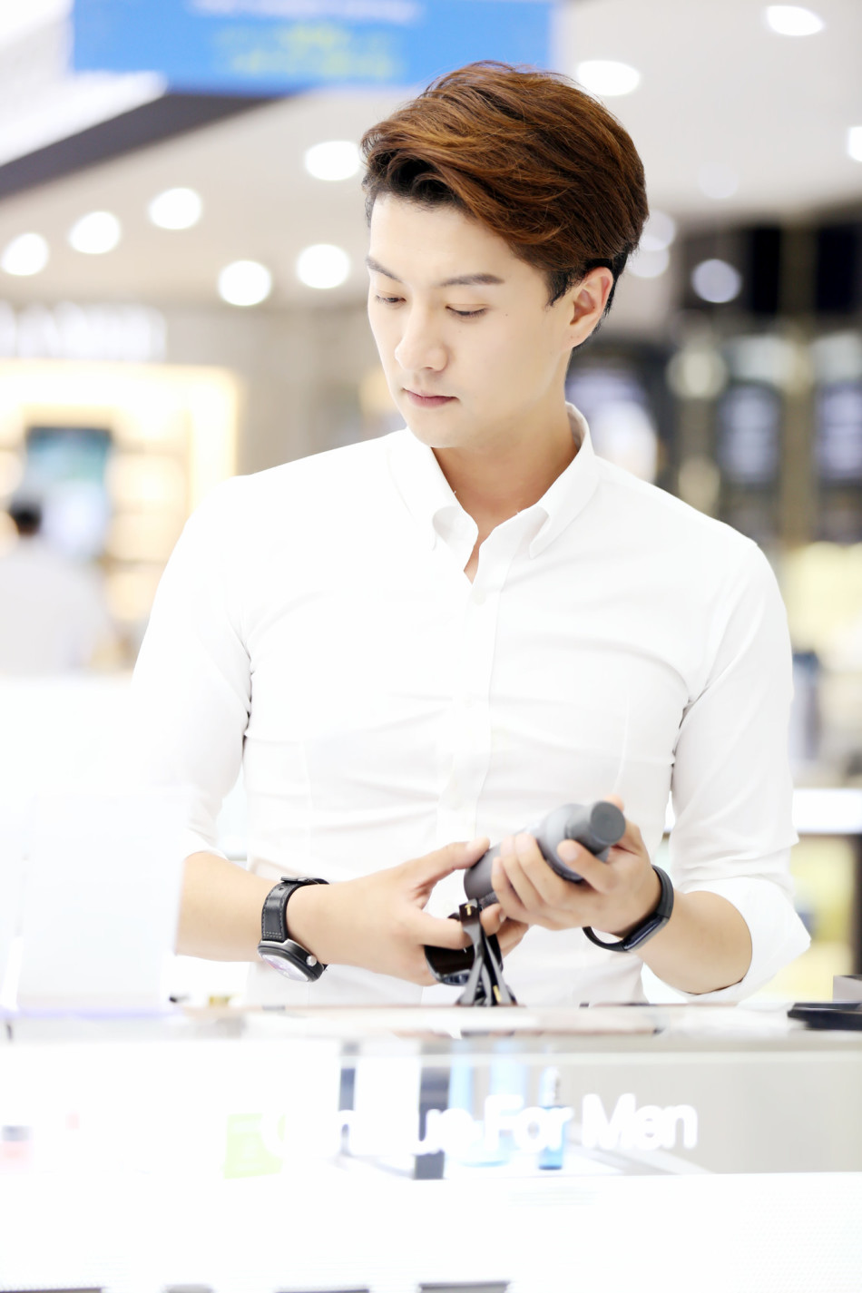 高仁秀制服魅力 仁川亲善大使变店员_高清图集_新浪网