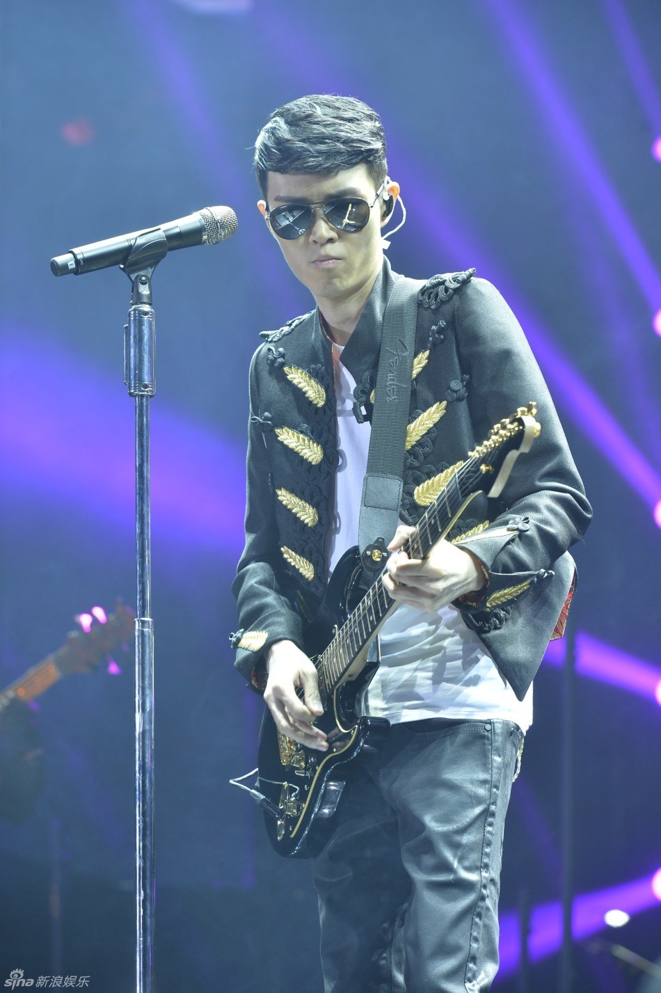 组图:方大同《音乐很穷》演唱会邀歌迷同台_高清图集_新浪网
