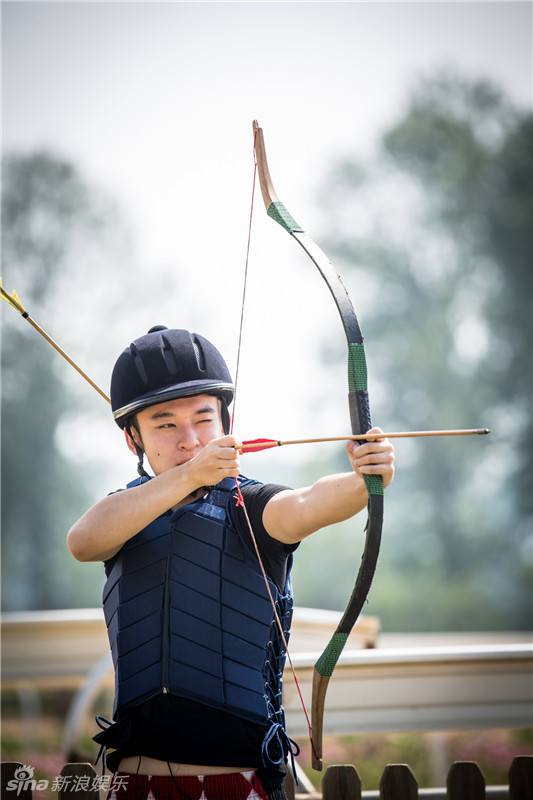 组图:董子健变身弓箭手 90后新人王展运动活力_高清图集_新浪网