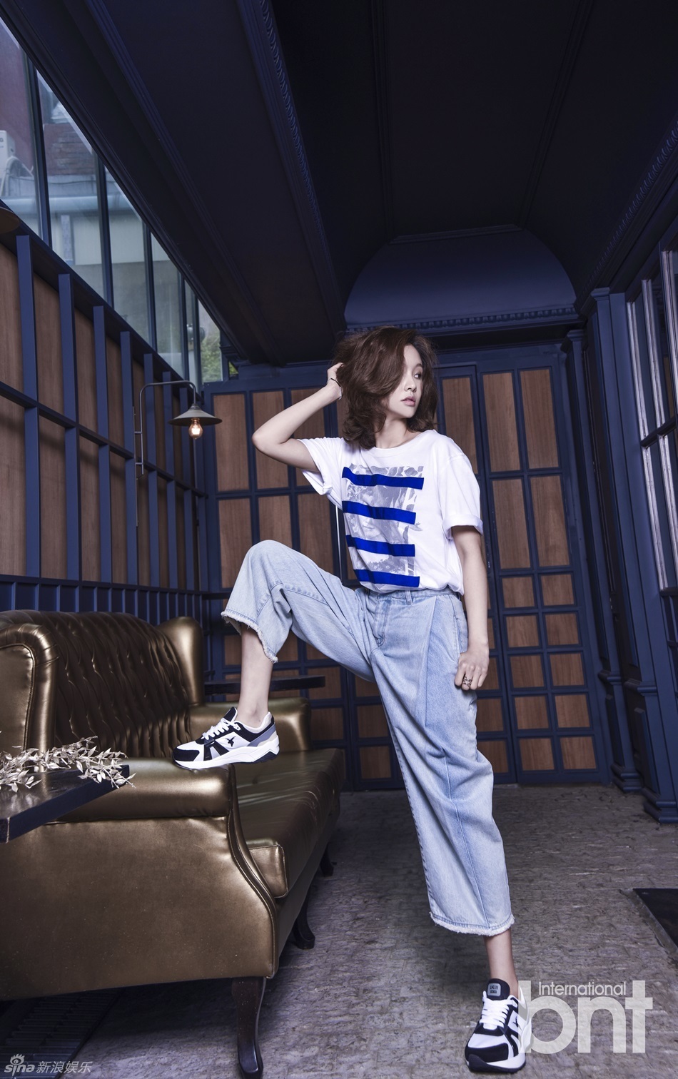 组图:韩星黄素熙拍写真 松垮牛仔裤随性自然_高清图集_新浪网