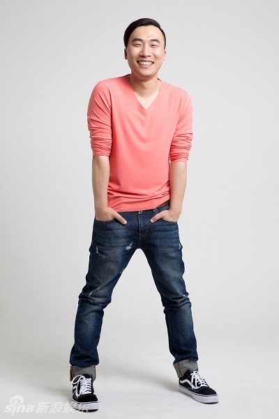 新浪娱乐讯 近日,演员曹瑞曝光一组诙谐的写真,搞怪的表情,鬼马的动作