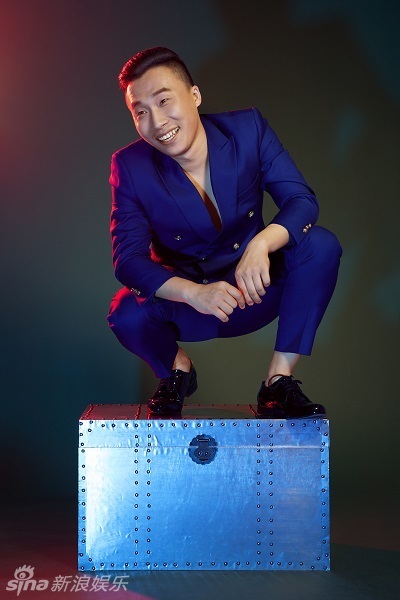 新浪娱乐讯 近日,演员曹瑞曝光一组诙谐的写真,搞怪的表情,鬼马的动作