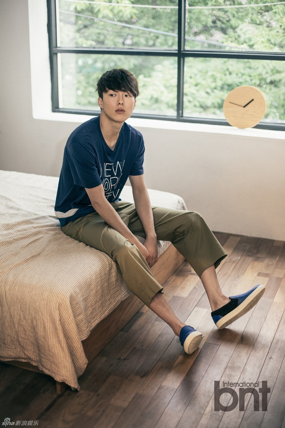 新浪娱乐讯 近日,韩国艺人张基永拍摄了一组时尚写真,居家享受休闲