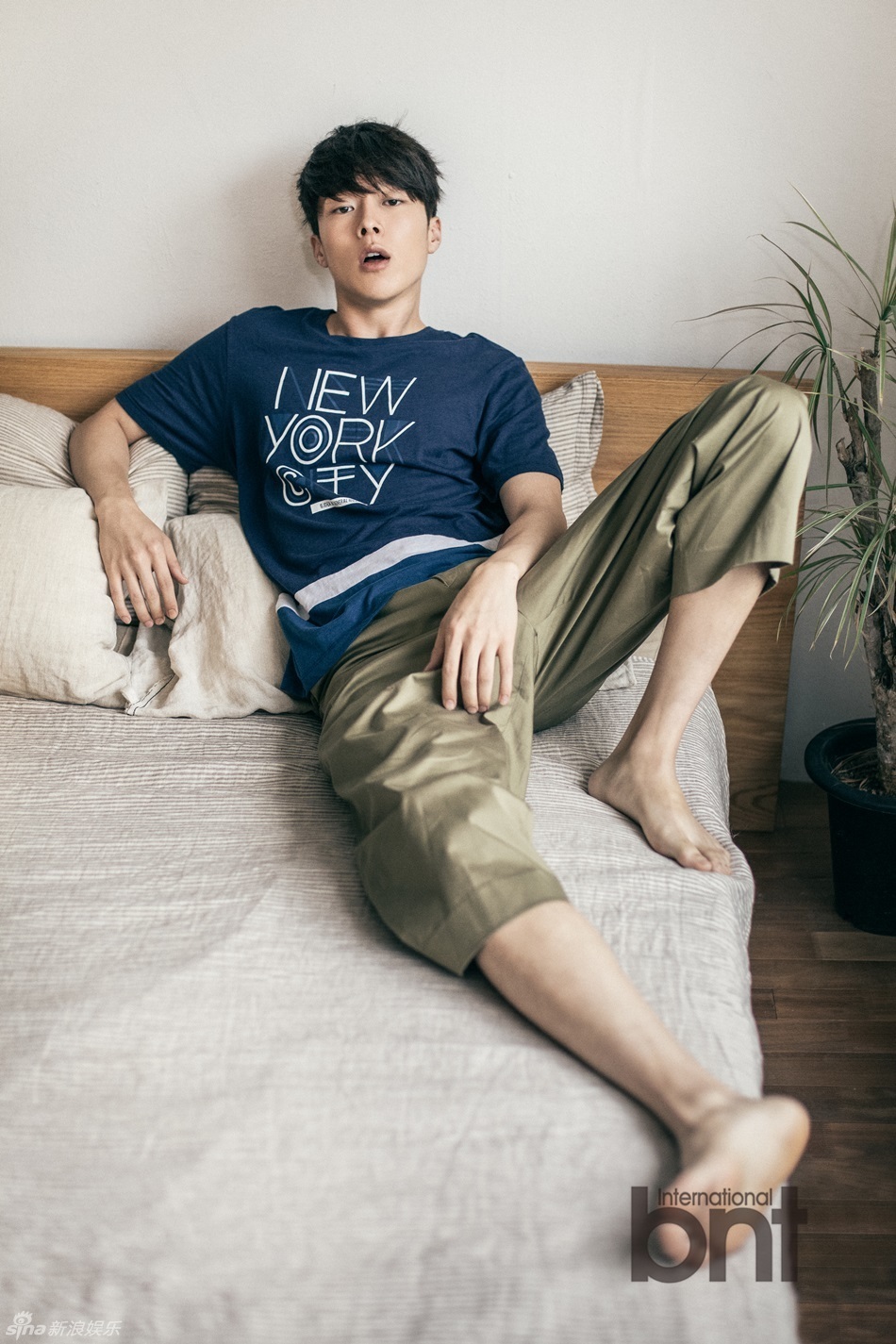 新浪娱乐讯 近日,韩国艺人张基永拍摄了一组时尚写真,居家享受休闲