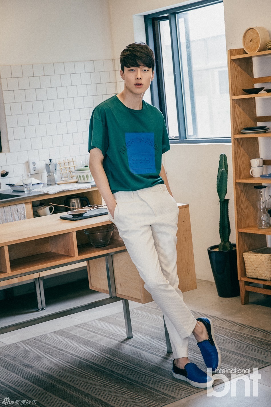 组图:韩男星张基永写真 居家短裤秀长腿_高清图集_新浪网