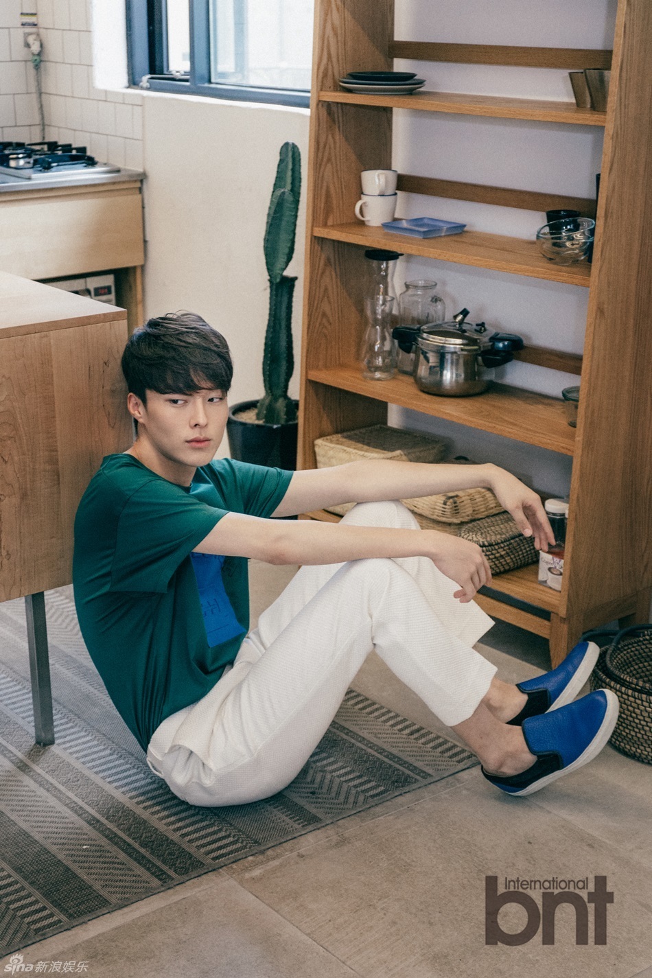 组图:韩男星张基永写真 居家短裤秀长腿_高清图集_新浪网