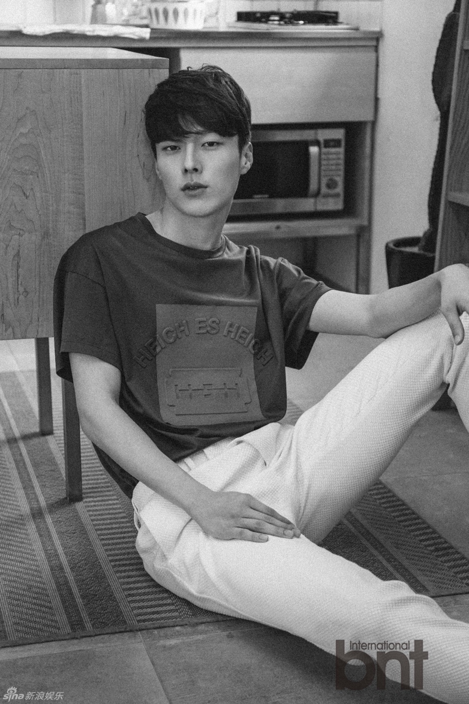 新浪娱乐讯 近日,韩国艺人张基永拍摄了一组时尚写真,居家享受休闲