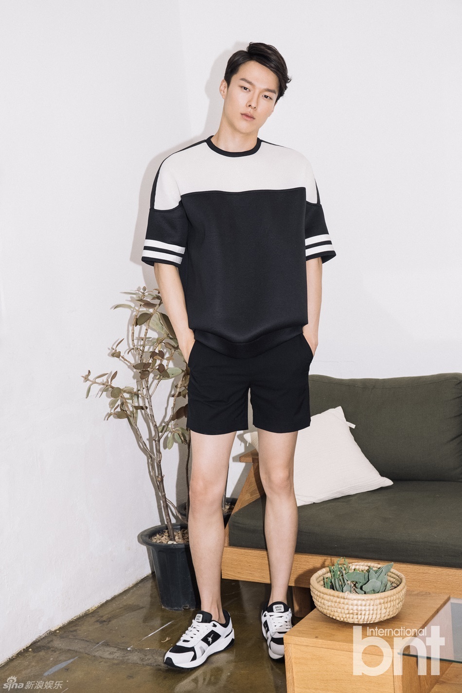 新浪娱乐讯 近日,韩国艺人张基永拍摄了一组时尚写真,居家享受休闲