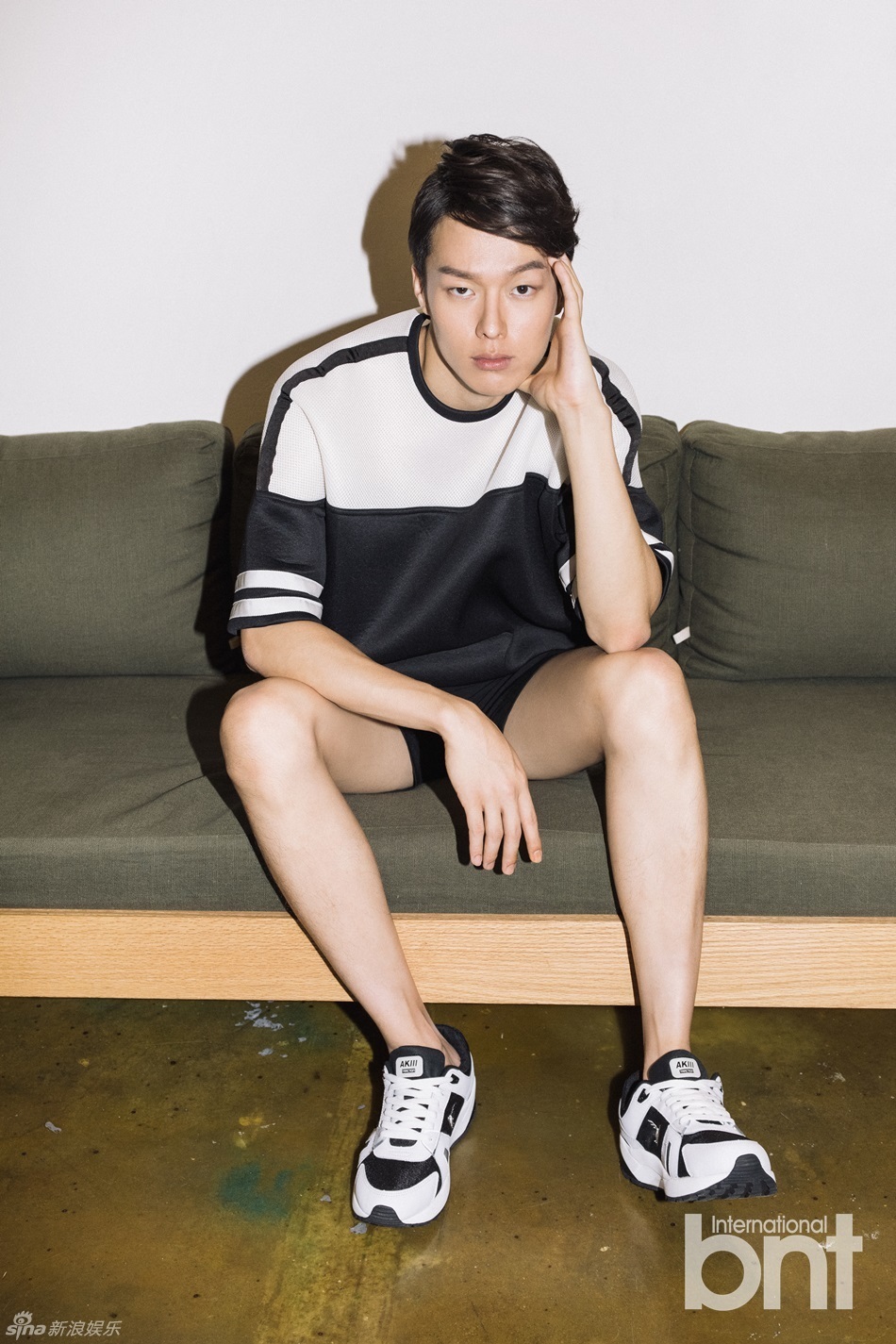 组图:韩男星张基永写真 居家短裤秀长腿_高清图集_新浪网