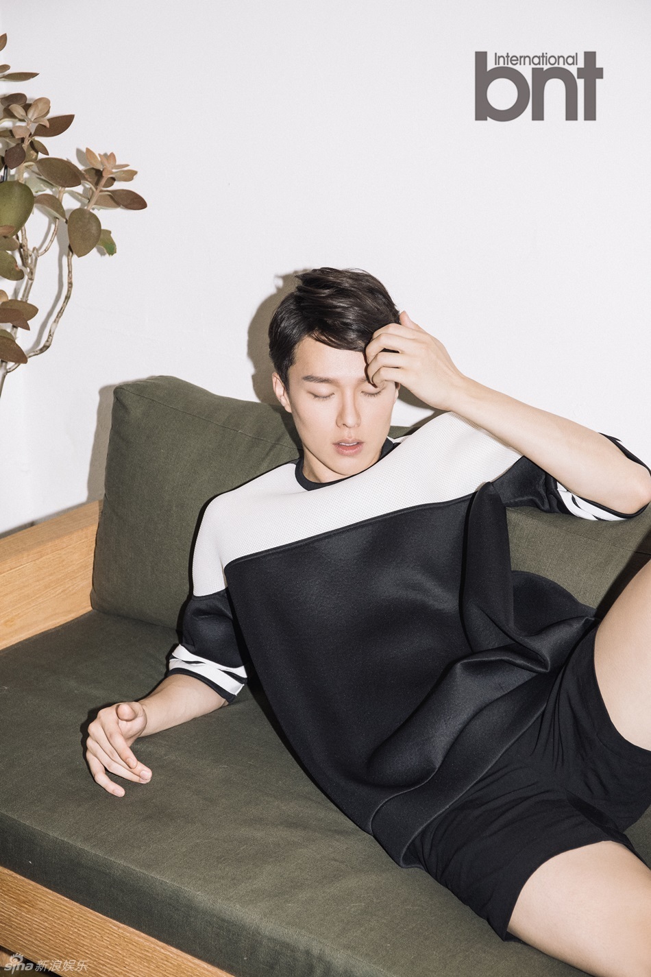 新浪娱乐讯 近日,韩国艺人张基永拍摄了一组时尚写真,居家享受休闲