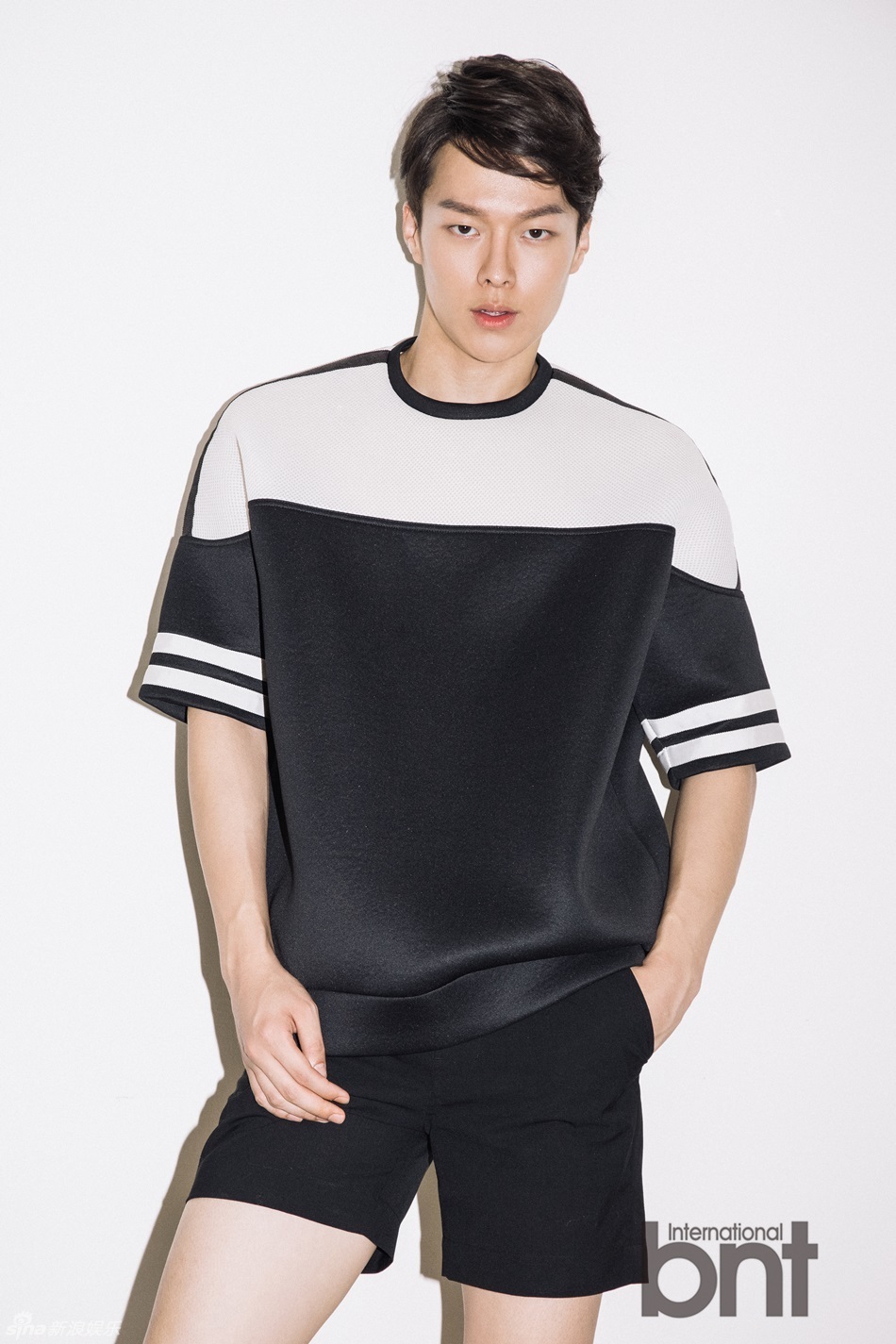 新浪娱乐讯 近日,韩国艺人张基永拍摄了一组时尚写真,居家享受休闲