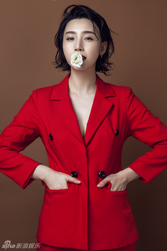 组图:高艺涵中性风写真 西装短发大气优雅_高清图集_新浪网
