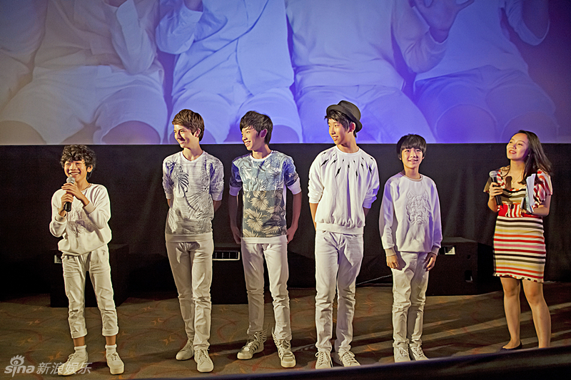 组图:h2k组合亮相北京观影 与粉丝亲密互动_高清图集_新浪网