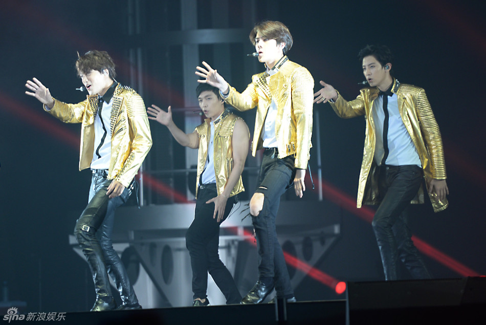 独家:exo香港开唱 甩汗演出尽显霸气魅力