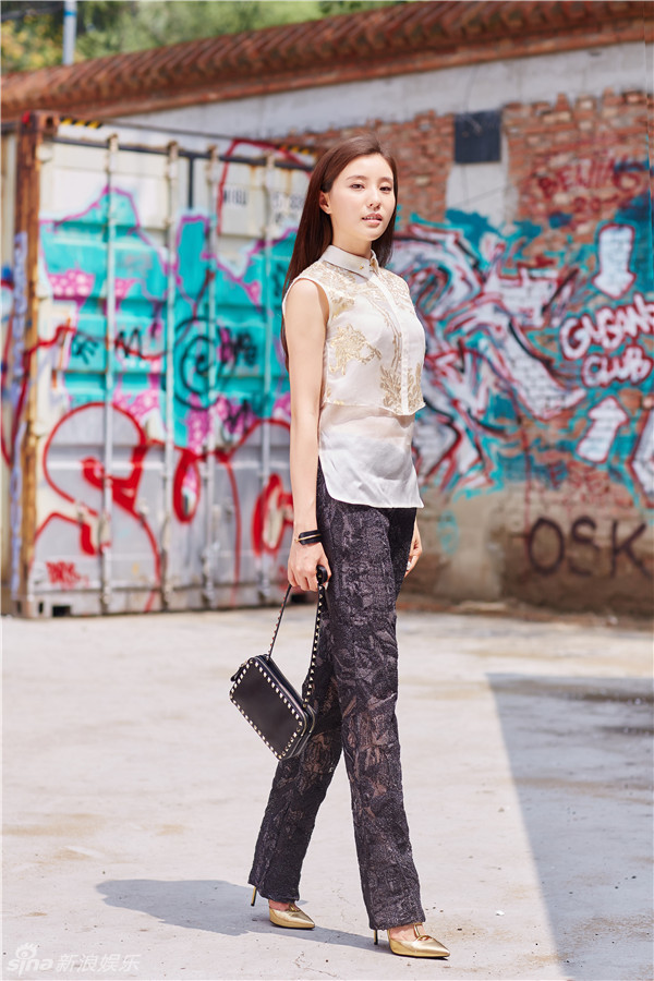 组图: 鲍天琦街拍照曝光 清新可人展百搭魅力_高清图集_新浪网