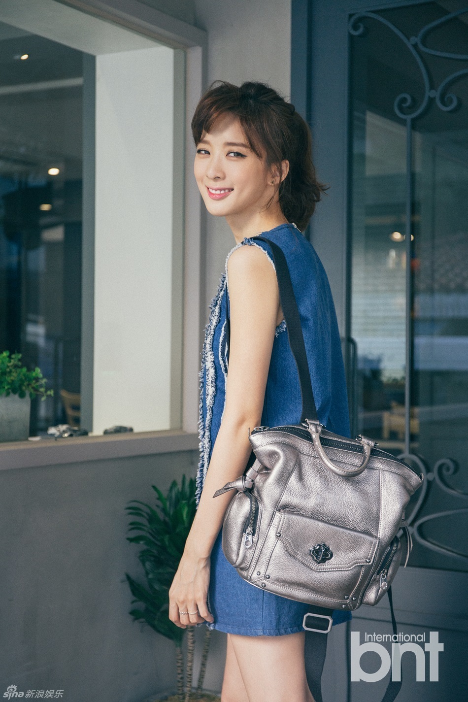 新浪娱乐讯 近日,韩国演员李清娥拍摄了一组时尚写真,清雅温婉又不失