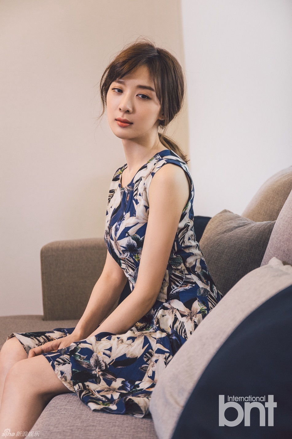 新浪娱乐讯 近日,韩国演员李清娥拍摄了一组时尚写真,清雅温婉又不失