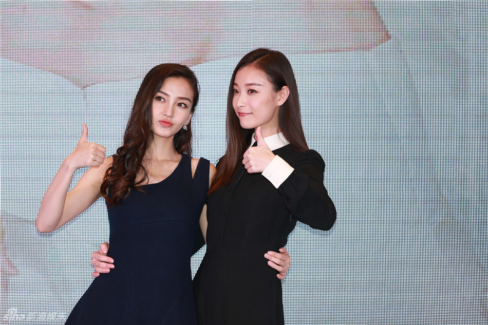 新浪娱乐讯 8月18日,由angelababy,倪妮主演的浪漫喜剧《新娘大作战》