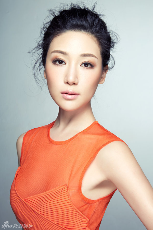 组图:刘梓妍最新盘发写真 演绎知性轻熟女_高清图集_新浪网
