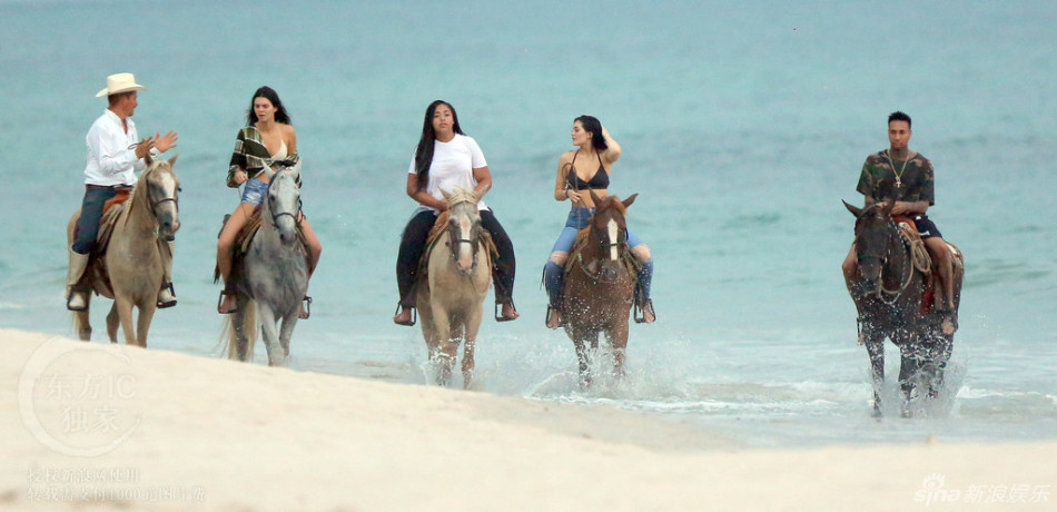 詹娜姐妹花海滩帅气骑马 比基尼湿身撩人