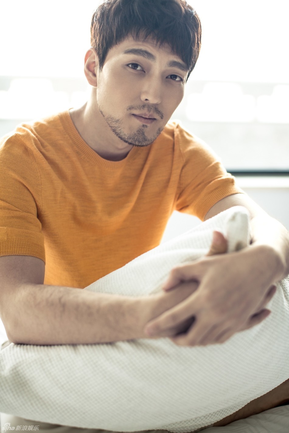 组图:隋咏良全新温暖系写真 简单随性不失风雅_高清图集_新浪网