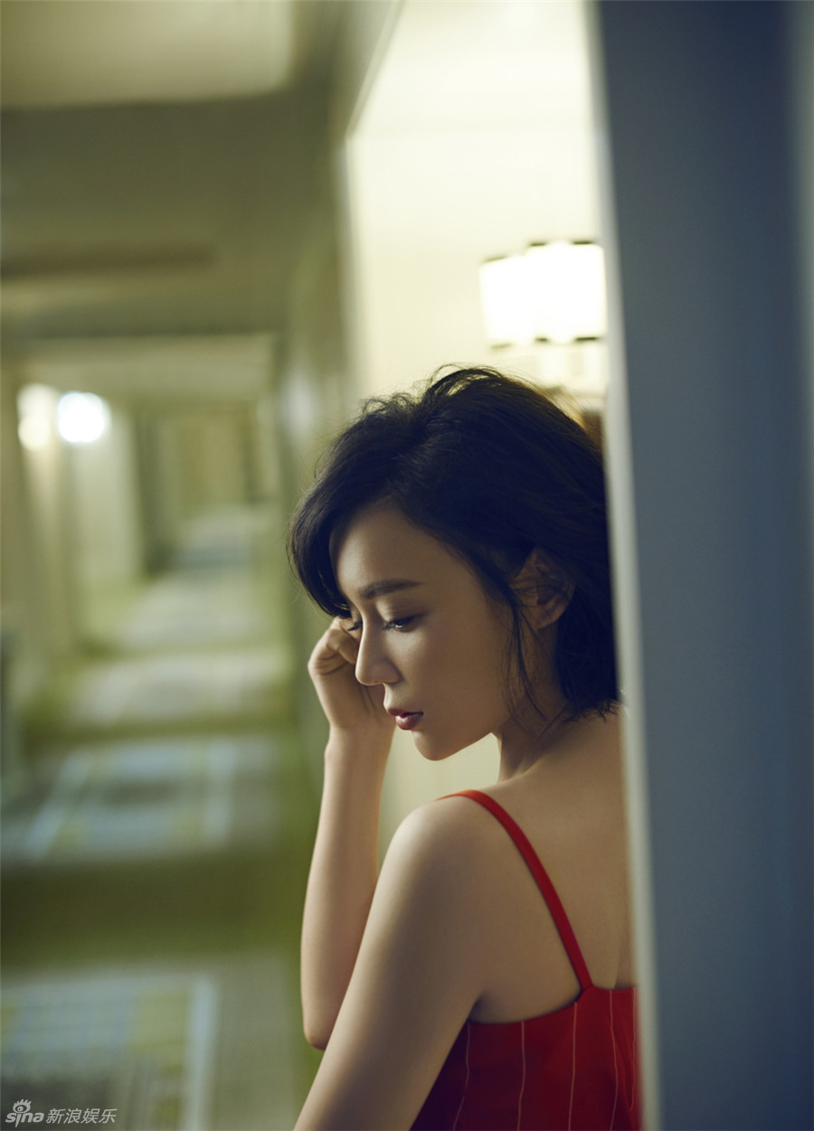 新浪娱乐讯 近日,袁姗姗曝光了一组杂志封面大片,身穿悠闲居家服的