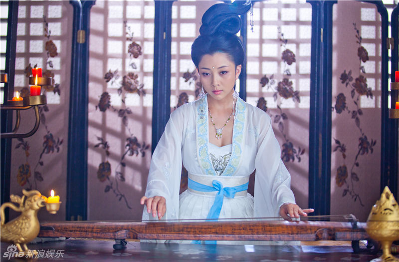 在剧中一人分饰两角,出演雍容淑德的圣人王月虹与冷傲美艳的乱世才