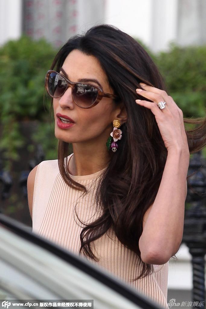 克鲁尼娇妻撩发秀硕大钻戒 自拖行李外出